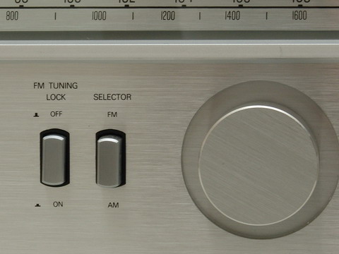 O grande boto de sintonia, o 'FM Tunning Lock' serve para 'travar' a estao (tipo AFT)